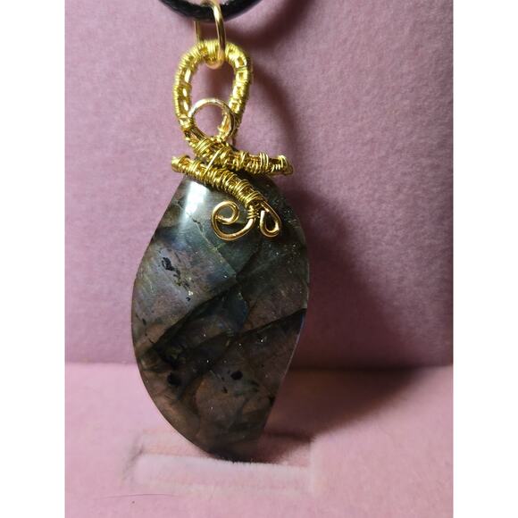 Labradorite Freeform Wrapped in Gold Tarnish Resistant Wire Pendant Necklace NWT - Picture 4 of 8